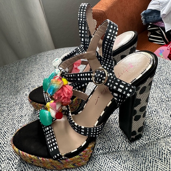Betsy Johnson Seashell Sandals/Heels Colorful Size 6 - Picture 2 of 5